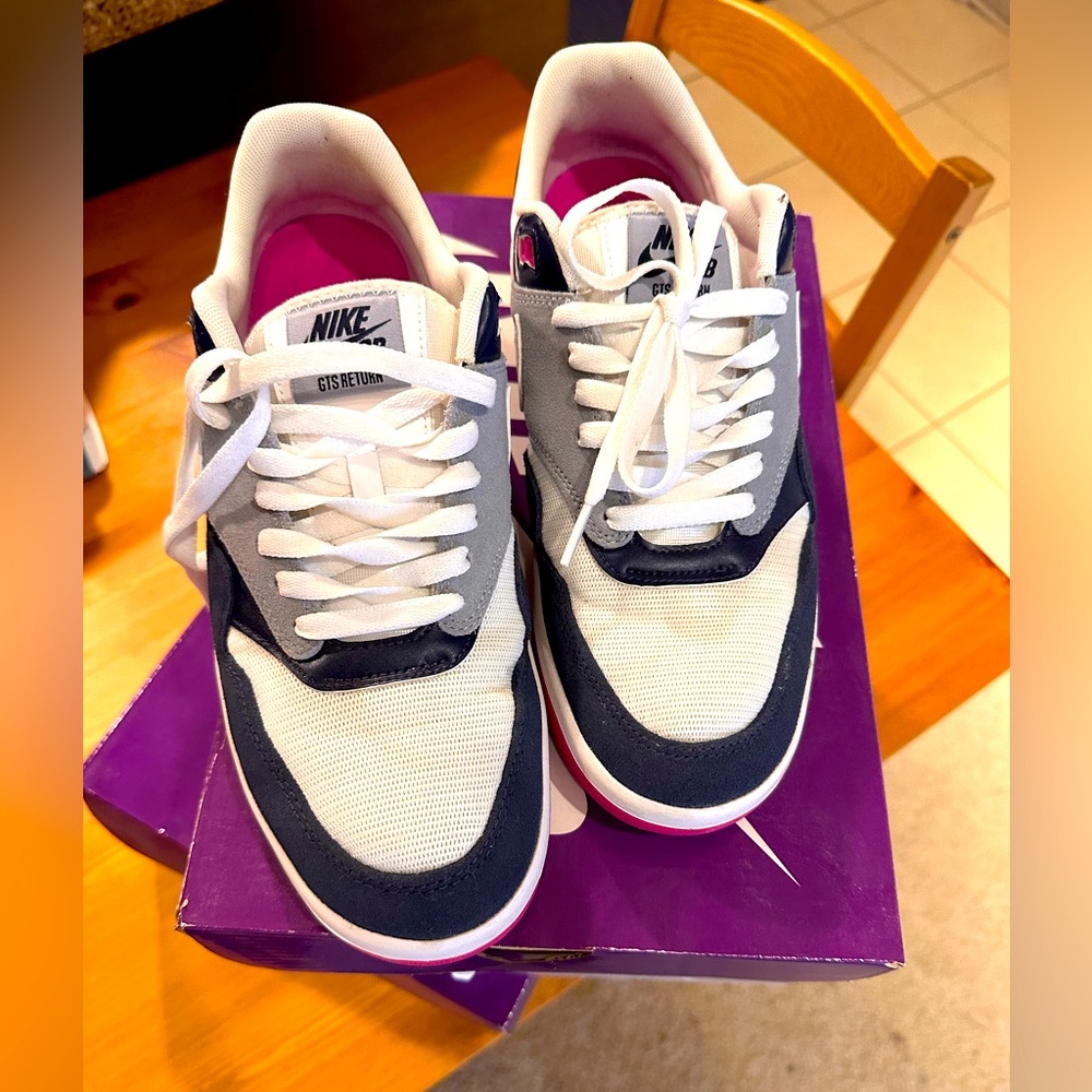 Worn Nike sb gts return
Size 10.5
Midnight navy / white 
Marine minuit / blanc